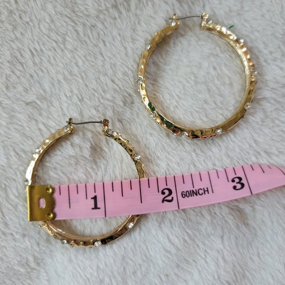 NWOT Elegant Crystal Accented Gold Tone Hammered Hoop Earrings - Picture 7 of 8